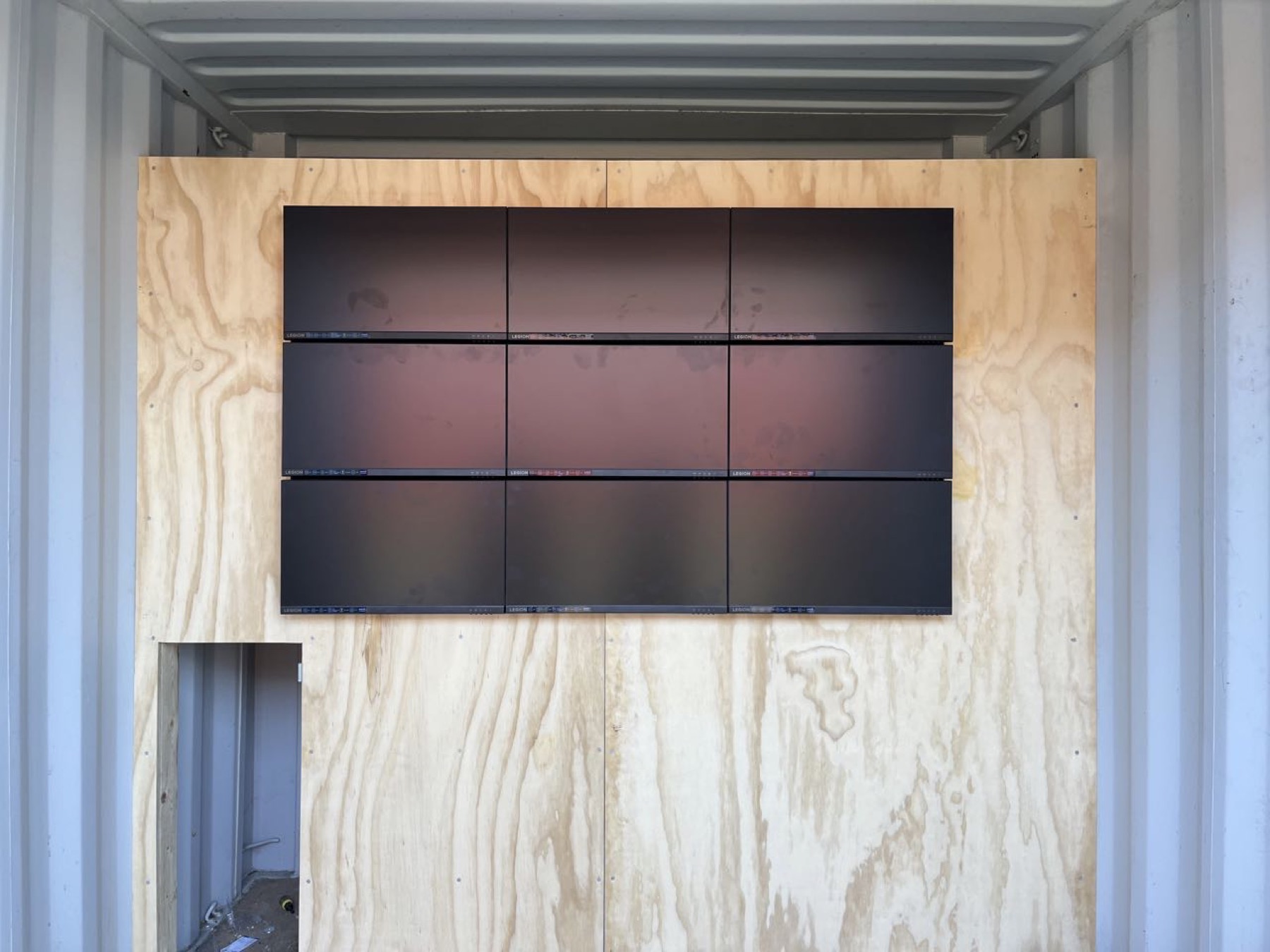 Containerne: skærmvæggen tager form